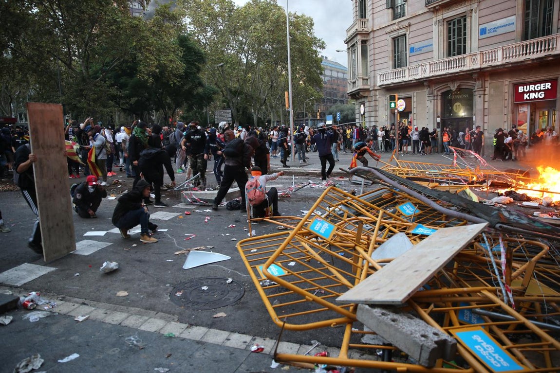 Vea las imágenes del fotógrafo de ABC a pie de barricada en los disturbios de Barcelona