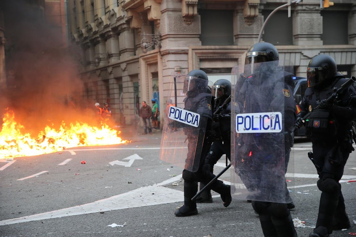 Vea las imágenes del fotógrafo de ABC a pie de barricada en los disturbios de Barcelona