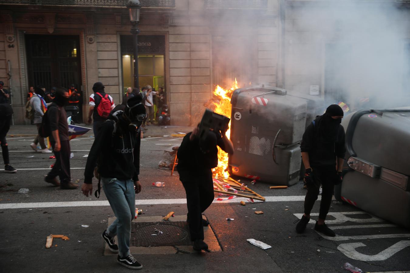 Vea las imágenes del fotógrafo de ABC a pie de barricada en los disturbios de Barcelona
