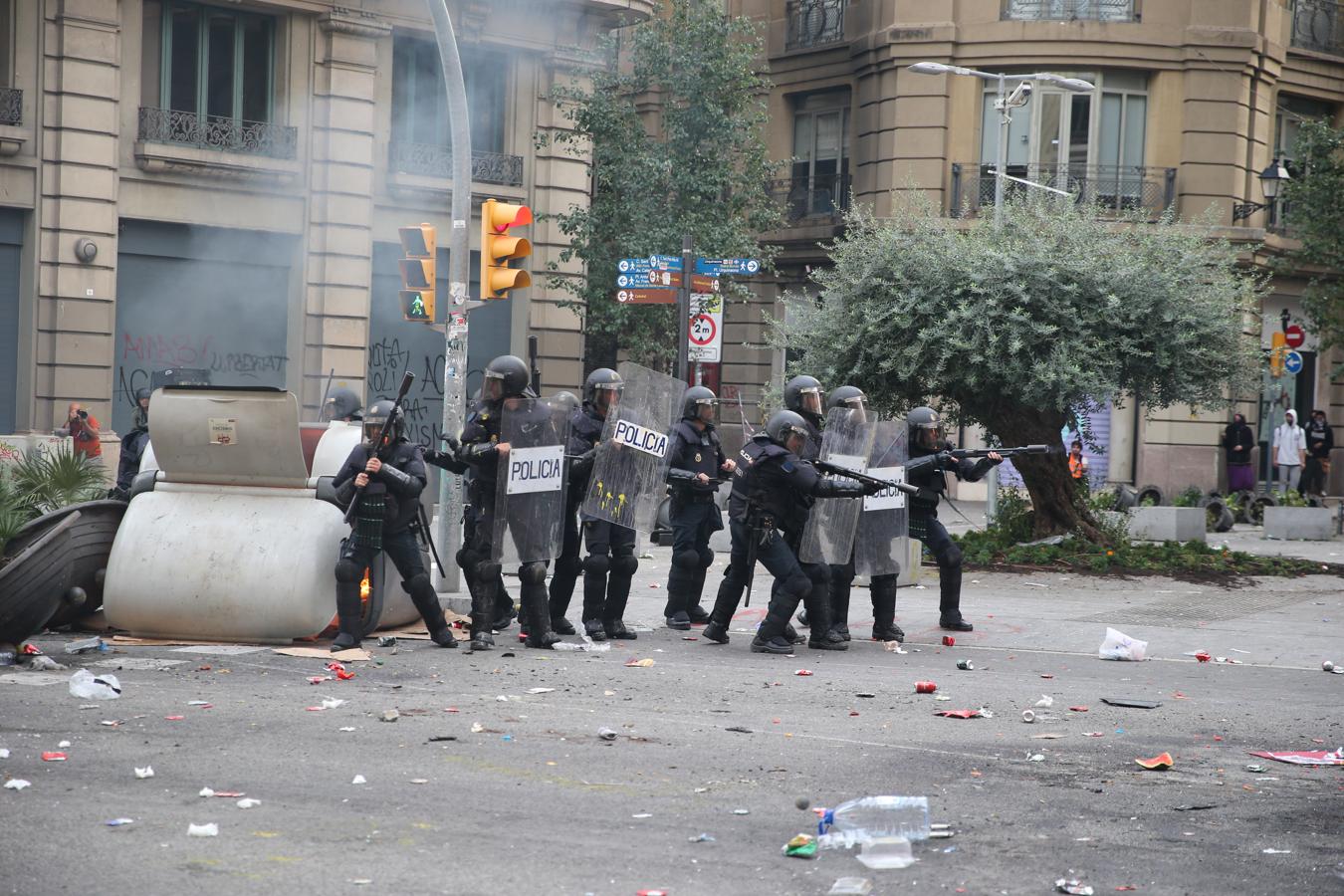 Vea las imágenes del fotógrafo de ABC a pie de barricada en los disturbios de Barcelona
