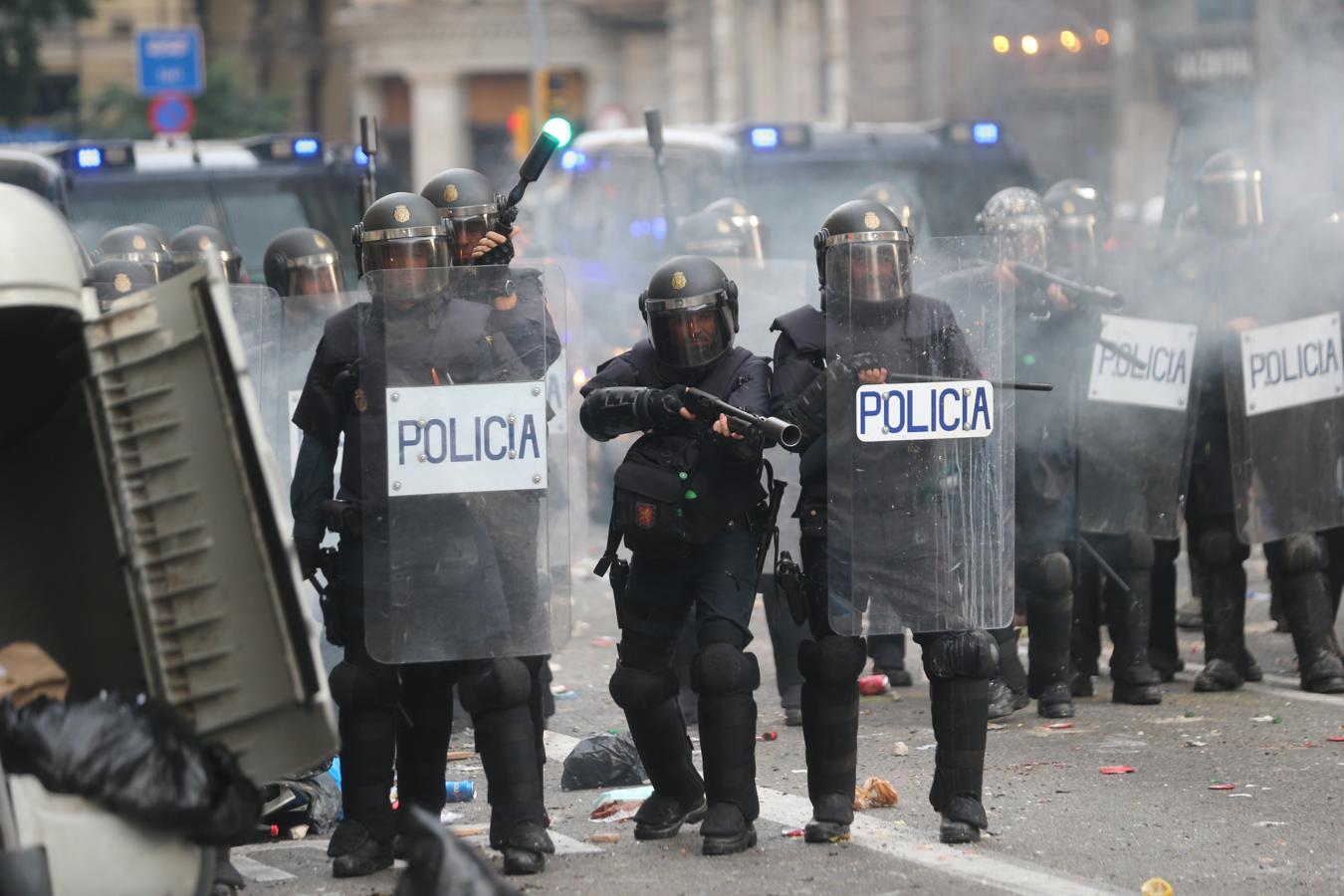 Vea las imágenes del fotógrafo de ABC a pie de barricada en los disturbios de Barcelona