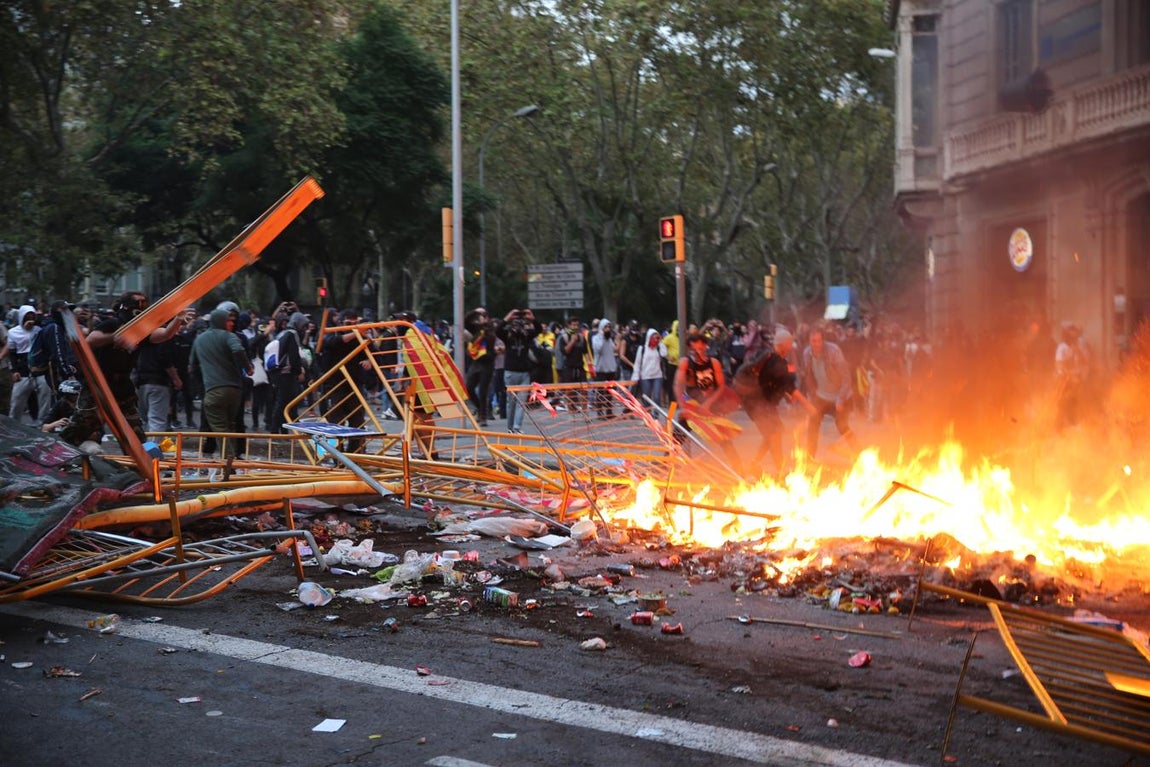 Vea las imágenes del fotógrafo de ABC a pie de barricada en los disturbios de Barcelona