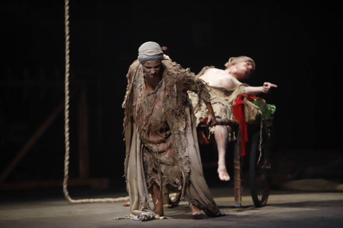 La representación de «Divinas palabras» en el Gran Teatro de Córdoba, en imágenes