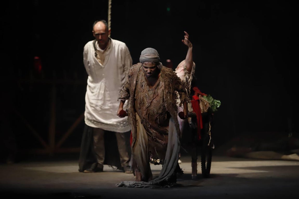 La representación de «Divinas palabras» en el Gran Teatro de Córdoba, en imágenes