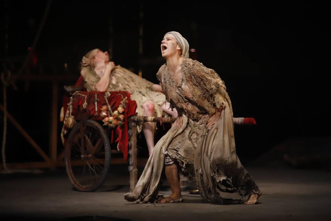 La representación de «Divinas palabras» en el Gran Teatro de Córdoba, en imágenes