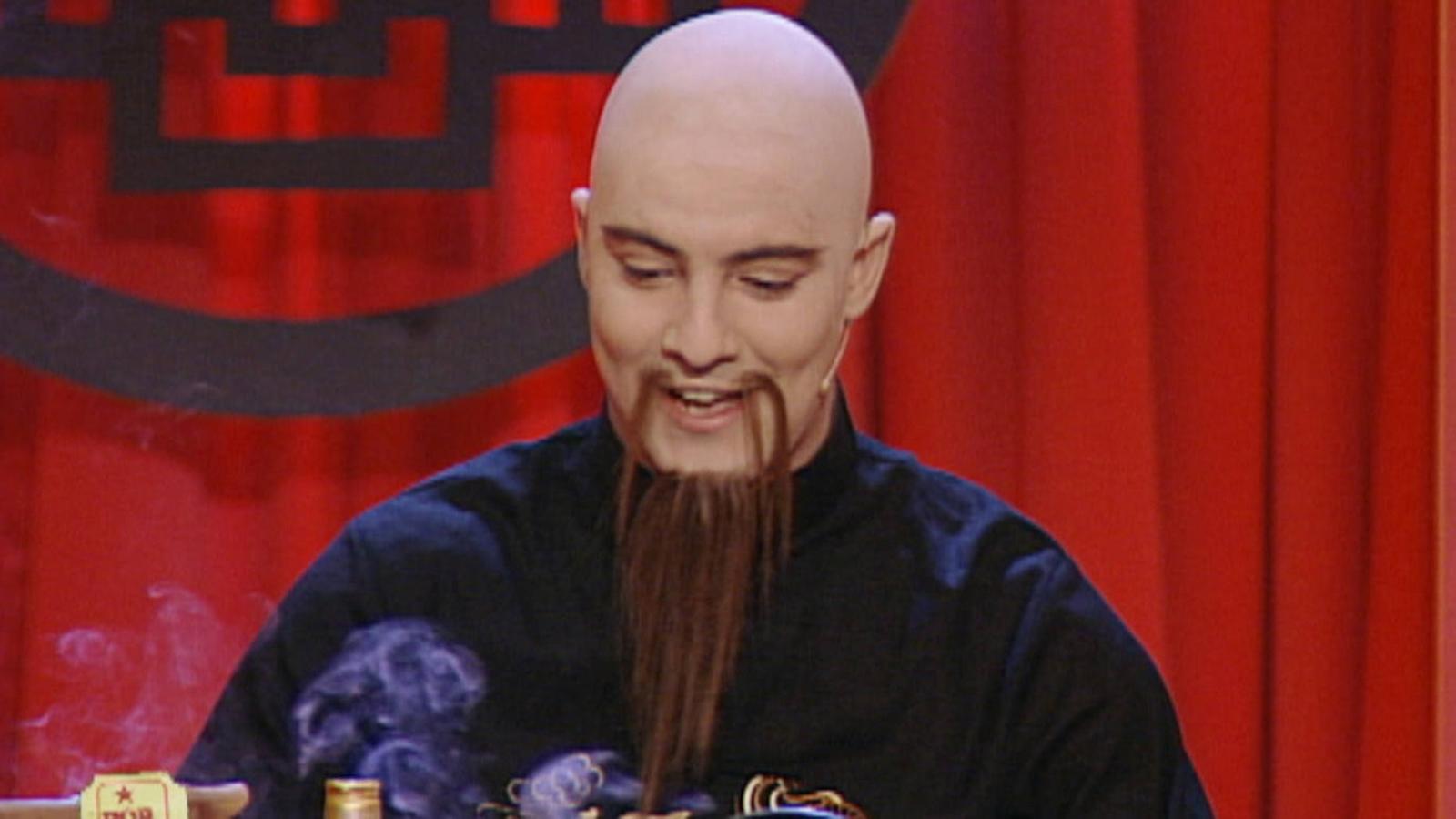 David Bisbal imitando a un maestro del Kung-fu. 