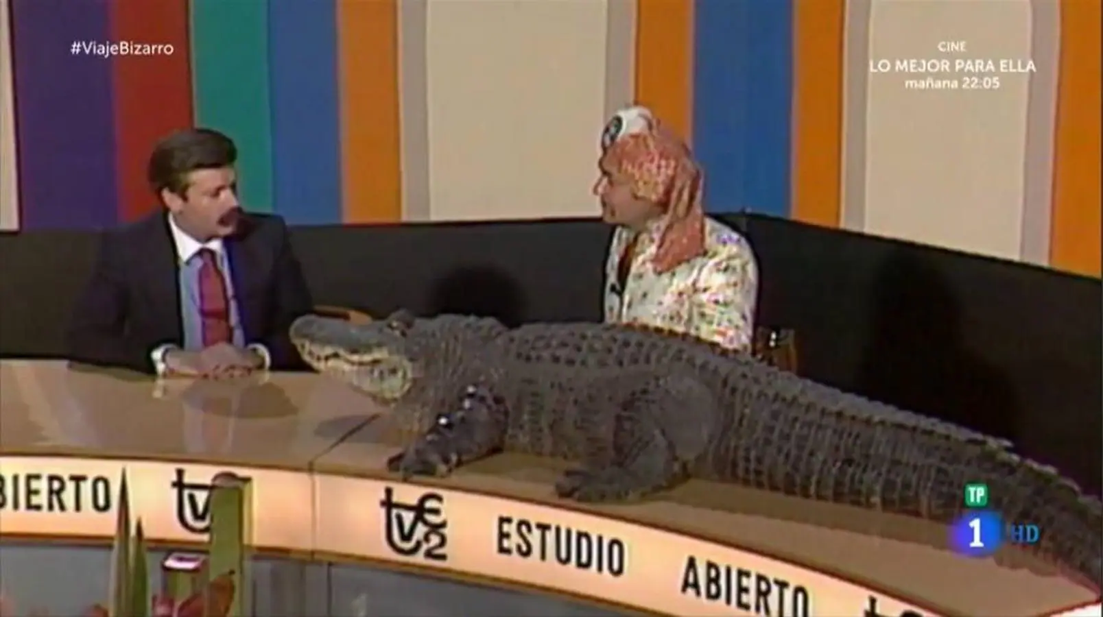 José María Íñigo junto a un cocodrilo en plató. 