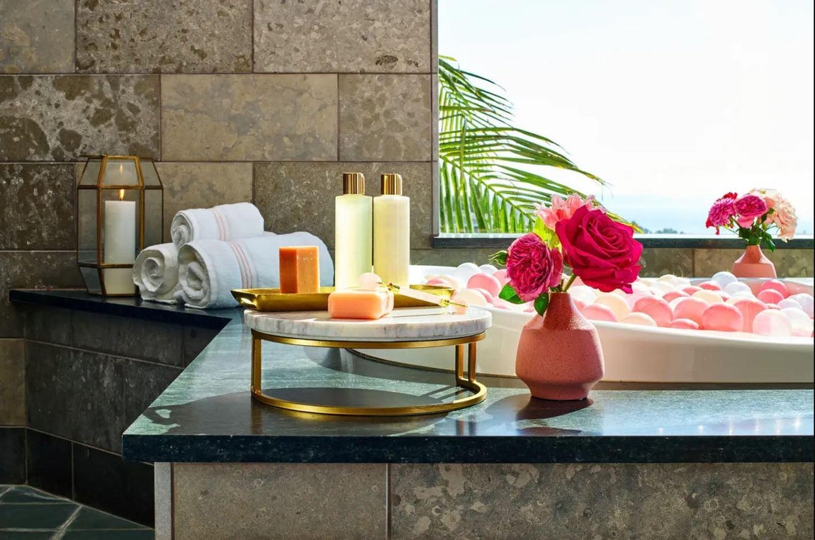 Barbie Malibu Dreamhouse. La bañera está llena de pompas rosas, velas y mobiliario funcional con diseño exquisito para que en este rincón de la casa reine la calma. El bienestar está asegurado