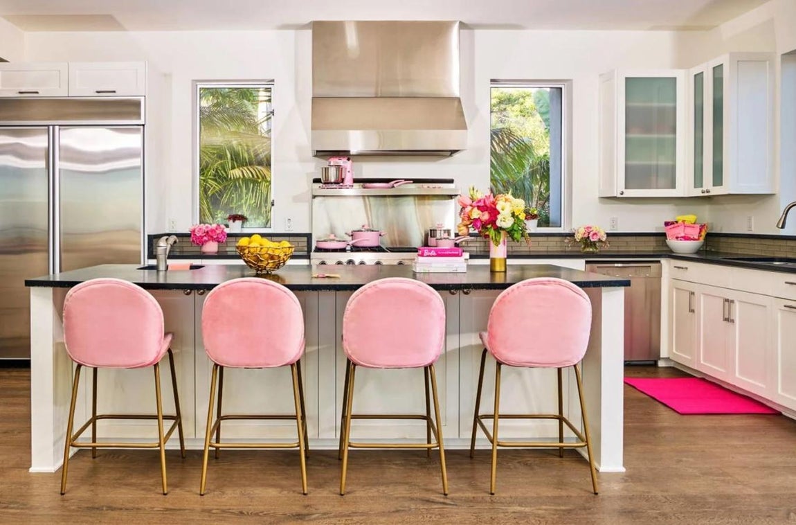 Barbie Malibu Dreamhouse. El lujo se percibe en cada estancia de la mansión de Barbie. Todos sus muebles se hicieron a medida y sus líneas coindicen con todos los accesorios de la muñeca