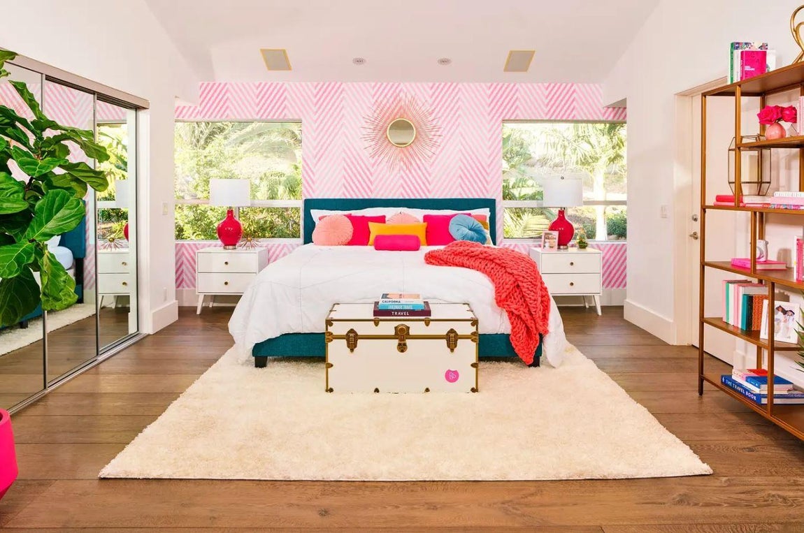 Barbie Malibu Dreamhouse. La casa de Barbie tiene dos dormitorios y dos cuartos de baño, uno de ellos en la suite principal, que también tiene un enorme vestidor