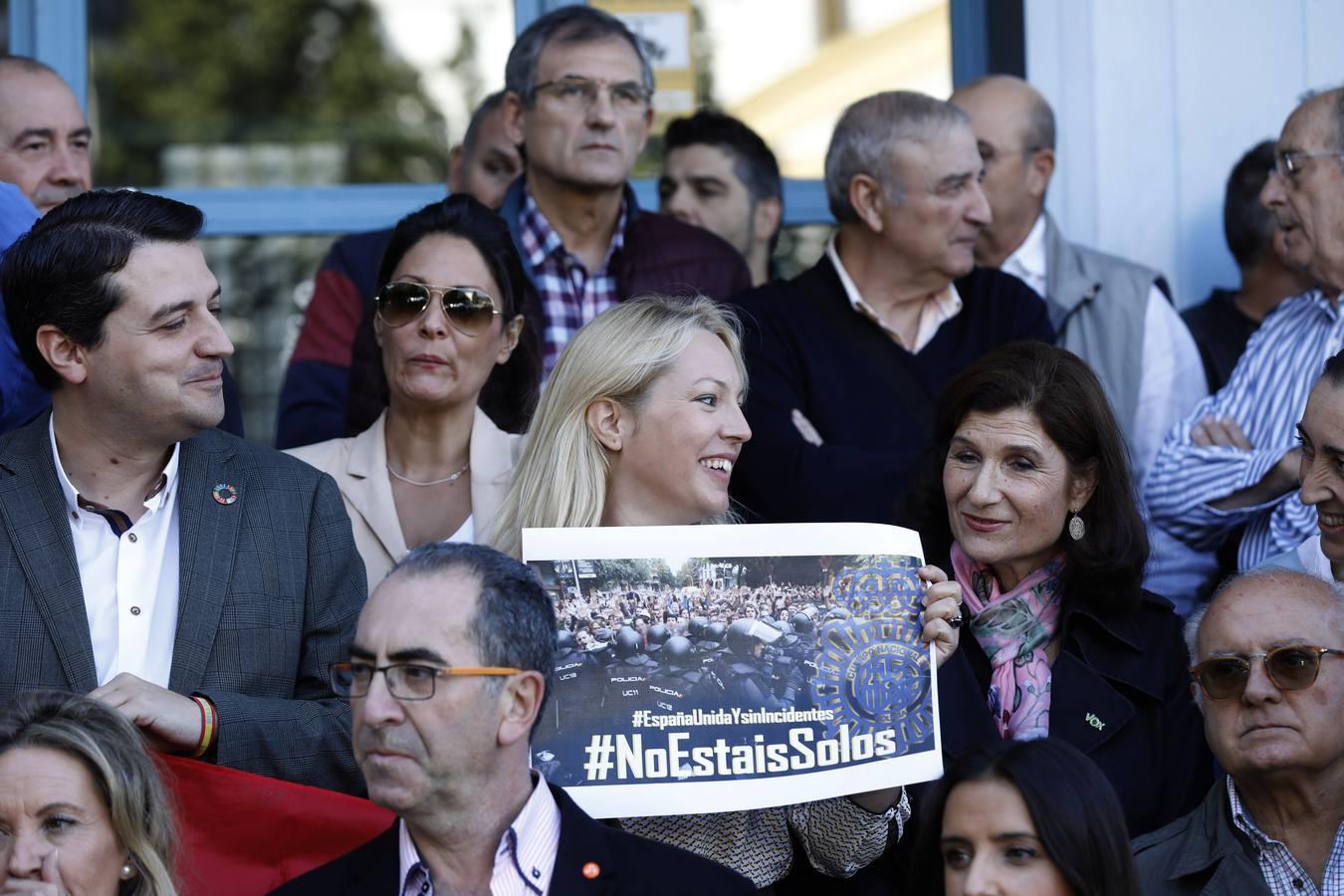 La concentración en Córdoba de apoyo a los policías en Cataluña, en imágenes