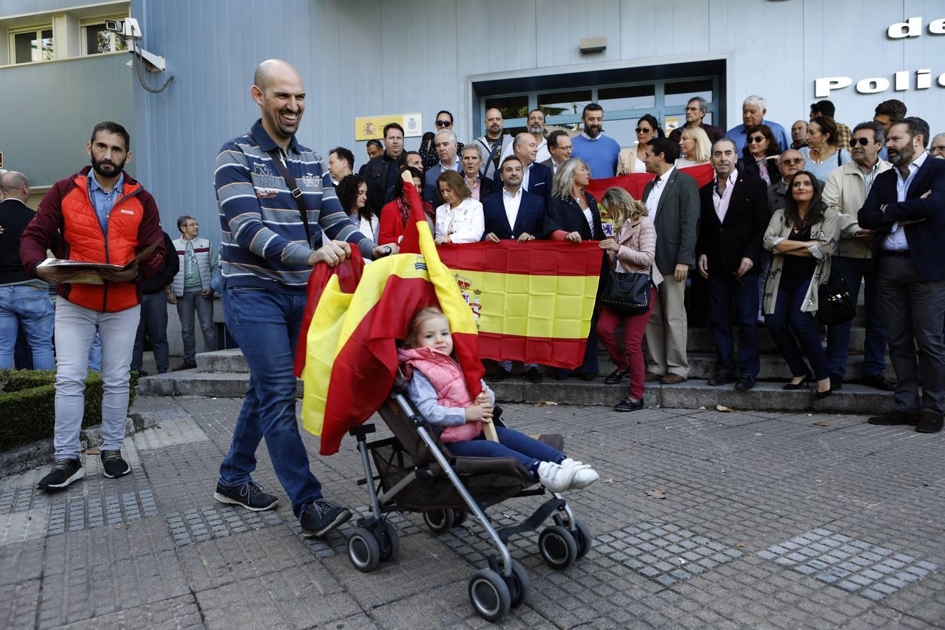 La concentración en Córdoba de apoyo a los policías en Cataluña, en imágenes