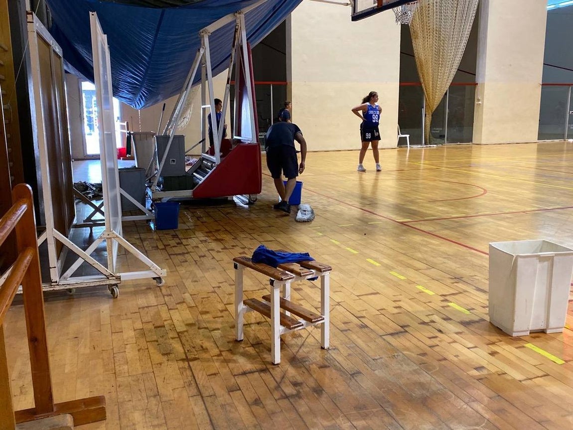 Desperfectos en el pabellón Ciudad de Cádiz