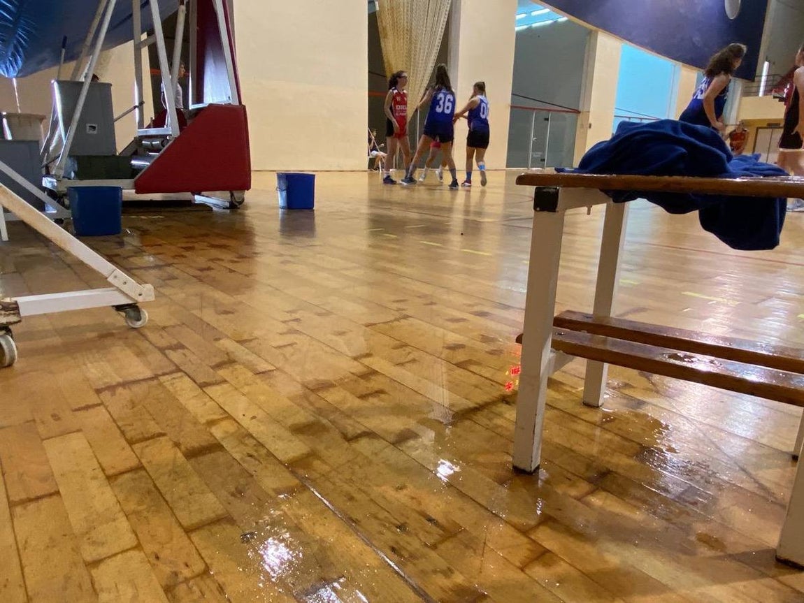 Desperfectos en el pabellón Ciudad de Cádiz