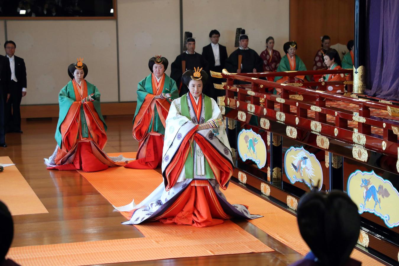 La Emperatriz Masako se marcha una vez culminada la ceremonia. 
