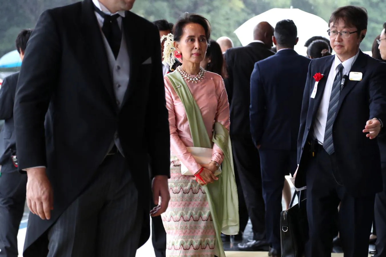 La consejera estatal de Myanmar, Aung San Suu Kyi llega al Palacio Imperial para asistir a la ceremonia de proclamación. 