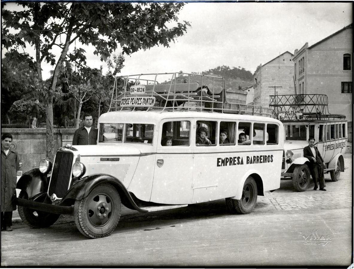 Autobuses de la empresa familiar, en 1934, que hacían la ruta Ourense-Peares-Pantón. De izquierda a derecha, Eduardo Barreiros con trece años,su padre; dentro del primer autobús María, Mariluz, Valeriano y Graciliano.Apoyado en el segundo autobús, Arturo, el chófer.. 