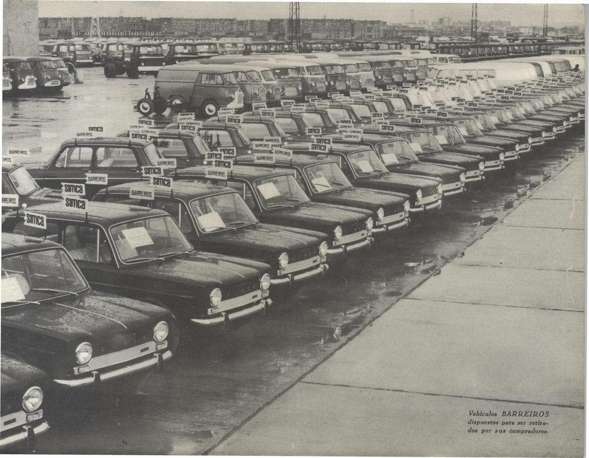 Vehículos Barreiros dispuestos para ser retirados por sus compradores(Revista Barreiros nº 22 , 1966).. 