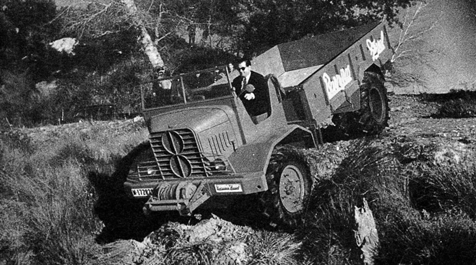 Prototipo Camión militar TT sin denominación comercial. El primer camiónfabricado por Eduardo Barreiros en Galicia Industrial. Demostración anteFranco en El Pardo. Conduce Eduardo Barreiros. 1958.. 