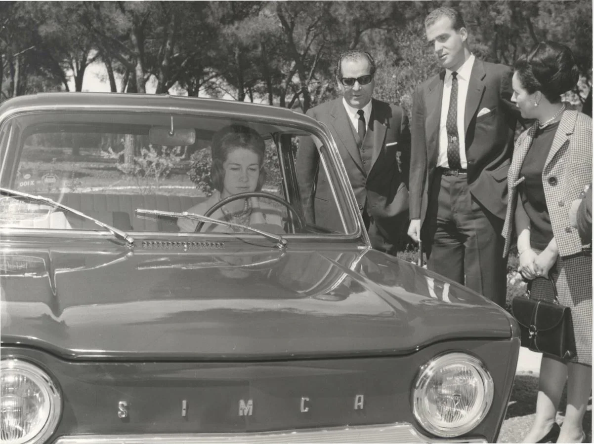 La princesa Sofía al volante de un SIMCA 1000. Junto al coche, el príncipeJuan Carlos, y el matrimonio Barreiros; abril de 1965.. 