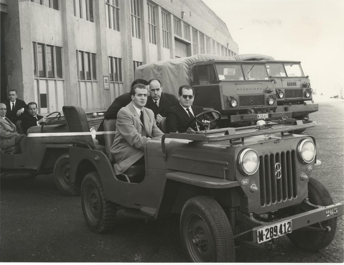El entonces Príncipe Don Juan Carlos recorre las instalaciones de la fábricade Villaverde en febrero de 1964.. 