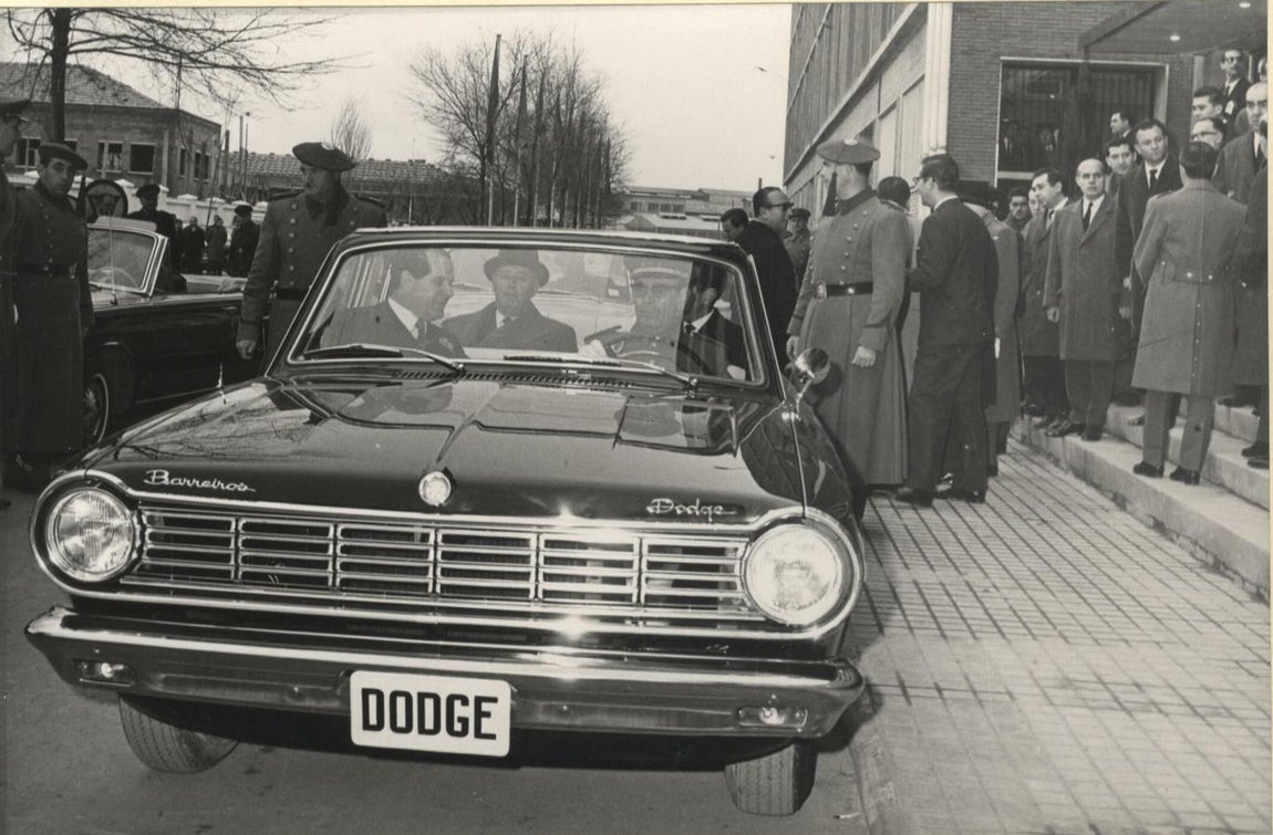 Personalidades de la industria norteamericana del automóvil y el pleno delconsejo de administración de la factoría Barreiros, cumplimentan aFrancisco Franco que llega para inaugurar la nueva planta de produccióndel SIMCA y del DODGE, en 1966. Recorre la fábrica en el Dodge contecho de cristal junto al Ministro de Industria y con Eduardo Barreiros.. 