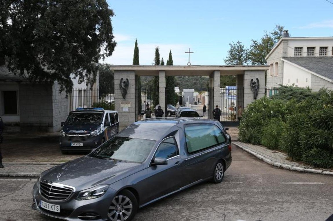Un coche fúnebre sale del cementerio de Mingorrubio en dirección al Valle de los Caídos.. 
