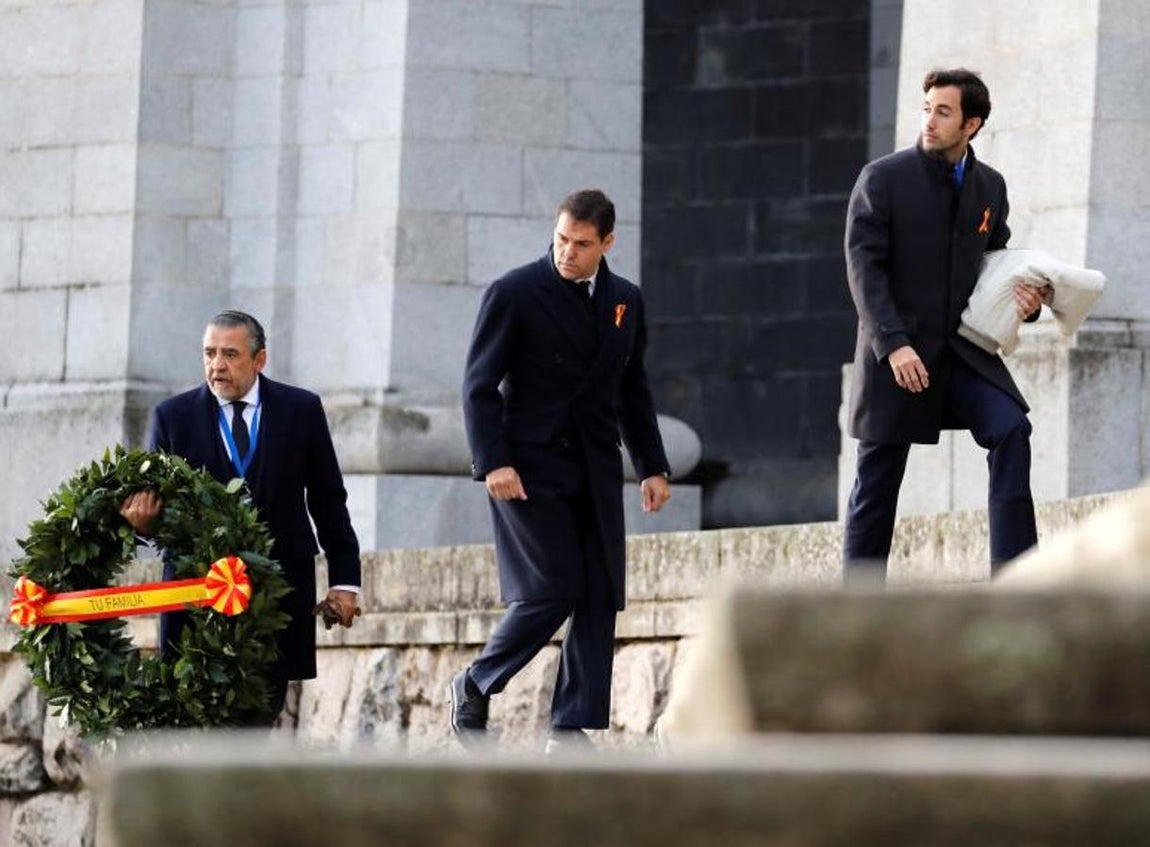 El nieto de Franco, Jaime Martínez-Bordiú (izquierda) junto a Alfonso de Borbón (centro) y Daniel Martínez-Bordiú y Toledo (derecha) a su llegada al Valle de los Caídos esta mañana.. 