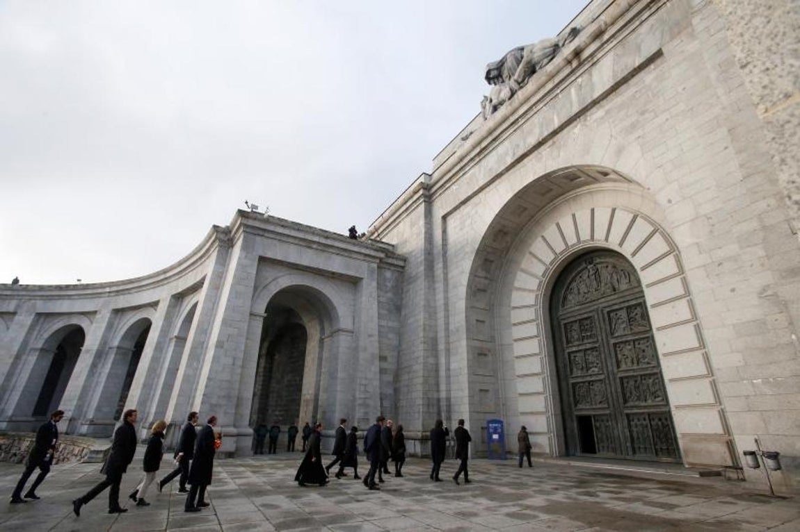 Vista general de la llegada esta mañana de los familiares al Valle de los Caídos de donde serán exhumados los restos de Francisco Franco y trasladados al cementerio de El Pardo-Mingorrubio para su reinhumación.. 