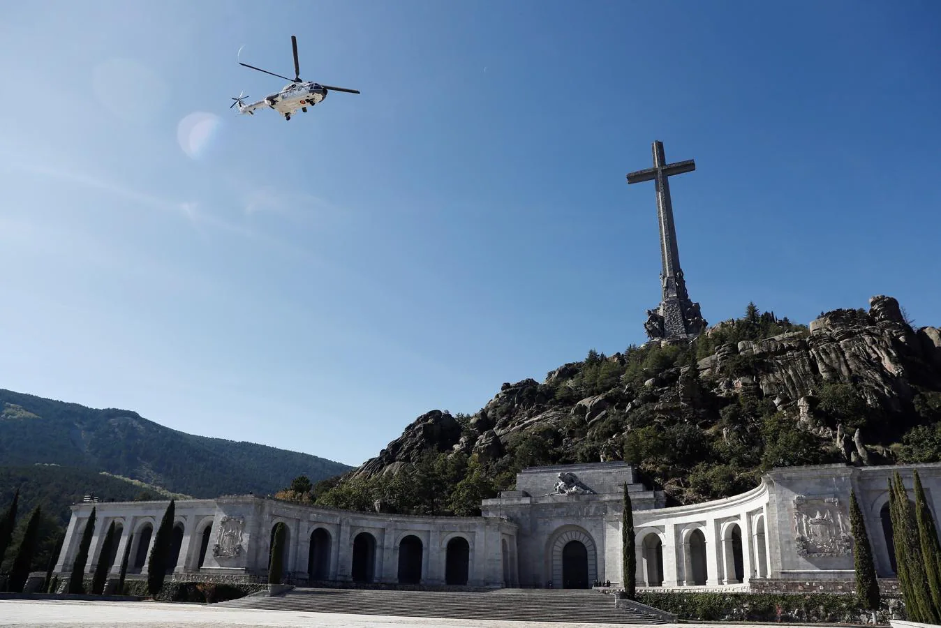 Vista del helicóptero que traslada los restos de Francisco Franco tras su exhumación del Valle de los Caídos camino del cementerio de El Pardo-Mingorrubio para su reinhumación.. 