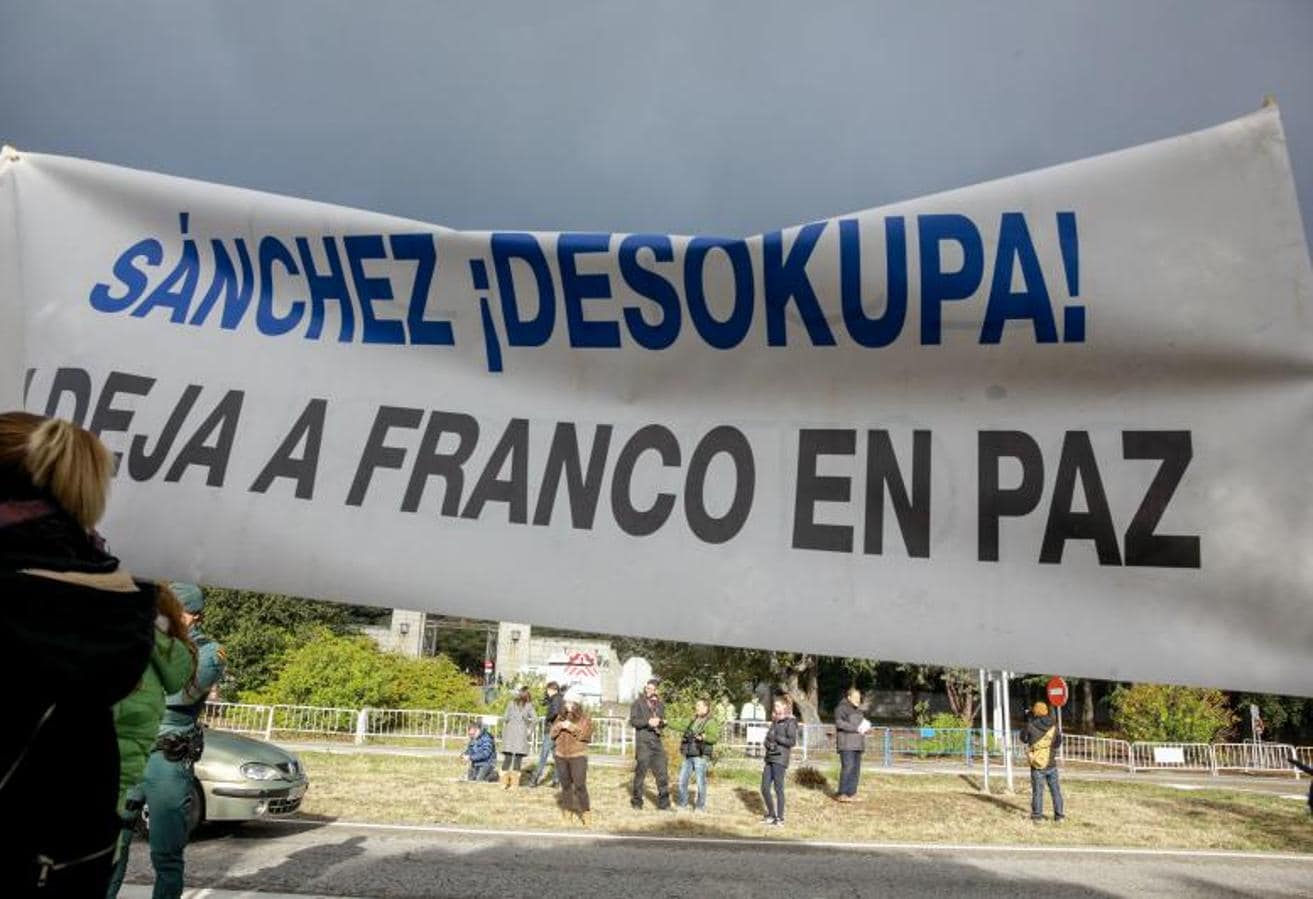 Un grupo de manifestantes franquistas ha desplegado una pancarta con la frase «Sánchez ¡desokupa!, deja a Franco en Paz» momentos antes de la exhumación de los restos de Francisco Franco de la basílica del Valle de los Caídos.. 