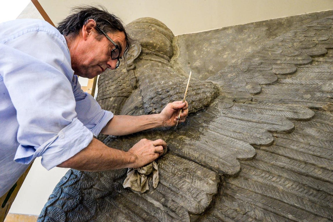 «Sus cabezas humanas simbolizan la sabiduría, la velocidad de sus alas, sus cuerpos, que combinan los atributos del león y el toro, representan la fuerza», afirma a AFP Ahmed al-Jamaa, profesor de historia de la Universidad de Mosul, en cuyas puertas se exponen las réplicas.