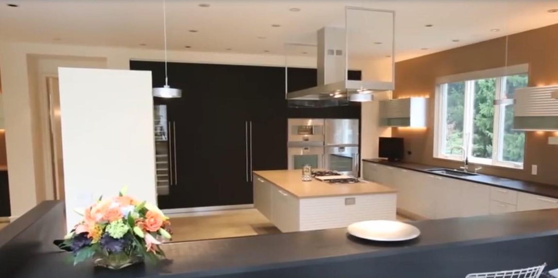 Cocina. Este espacio es probablemente el más impersonal de la casa de Michael Jordan. Está perfilada por un diseño minimalista en el que domina la línea recta y el estilo funcional. Tiene electrodomésticos y tecnología de alta gama y el rincón más sibarita del complejo es una bodega adaptada para conservar el vino en condiciones óptimas. Caben más de 1.000 botellas