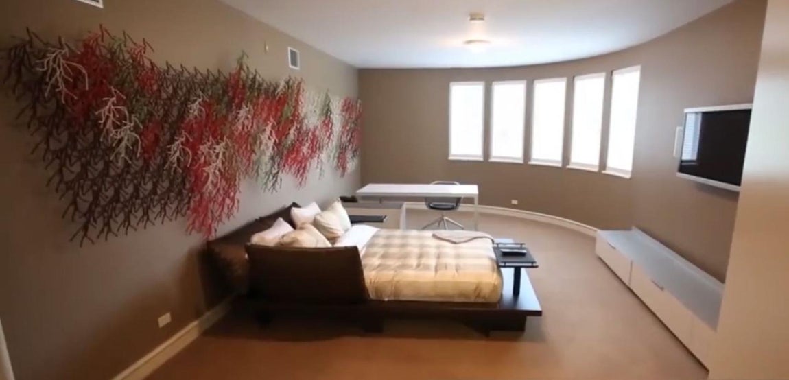 Dormitorio. La casa tiene 9 dormitorios (sin contar los de servicio) y 14 cuartos de baño. La suite princiopal tiene unos interiores funcionales pero la atención y el protagonismo lo reclama la obra de arte situada sobre el cabecero