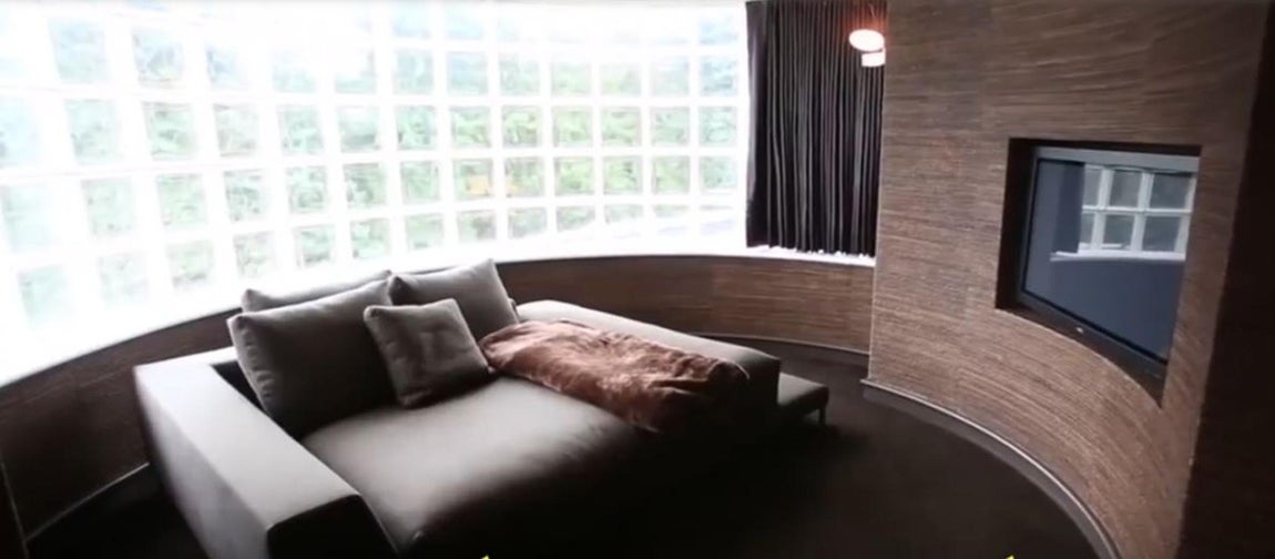 Sala de siestas. El exjugador de la NBA sigue teniendo una agenda muy conflictiva. Se mantiene ocupado en otros negocios para los que necesita ratos de reposo. Ordenó que en su mansión hubiera un espacio para poder relajarse. Se instaló en una estancia alzada en una solución arquitectónica curva muy original