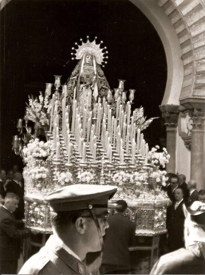 Nuestra Señora de los Dolores sale de la Catedral para dirigirse al altar de su coronación canónica