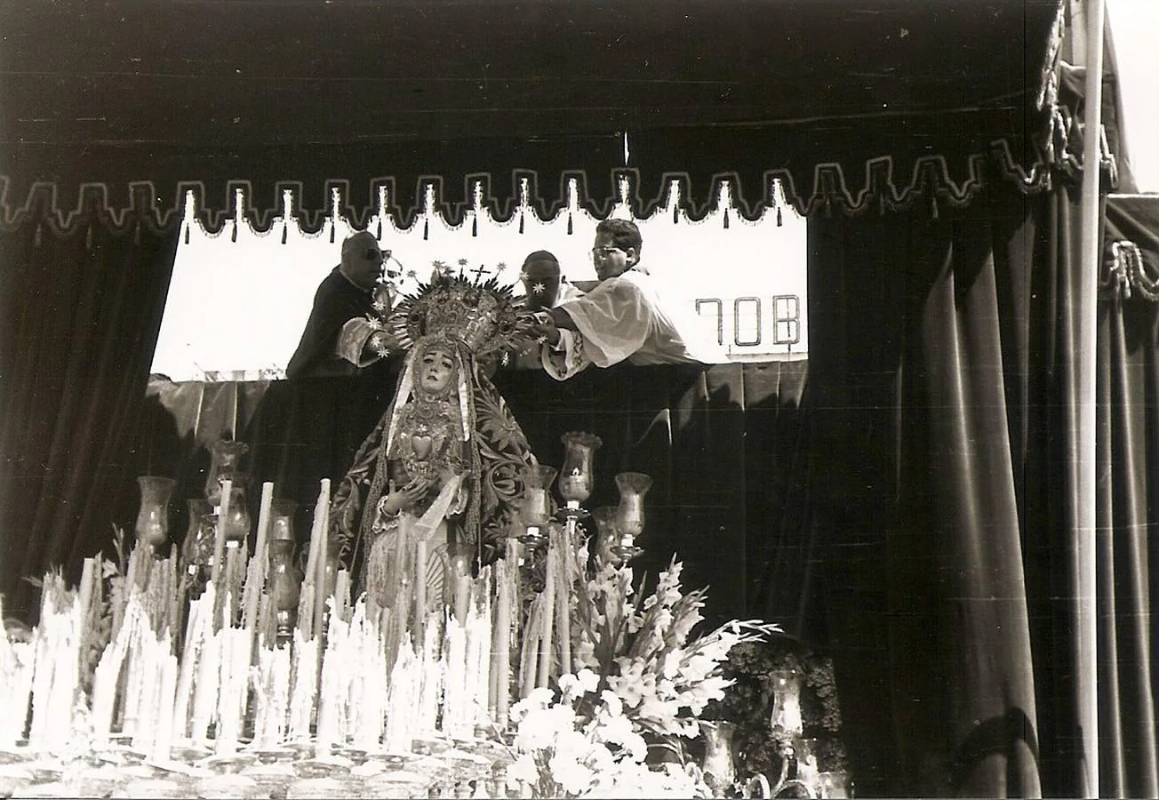 El cardenal Bueno Monreal corona canónicamente a Nuestra Señora de los Dolores el 9 de mayo de 1965