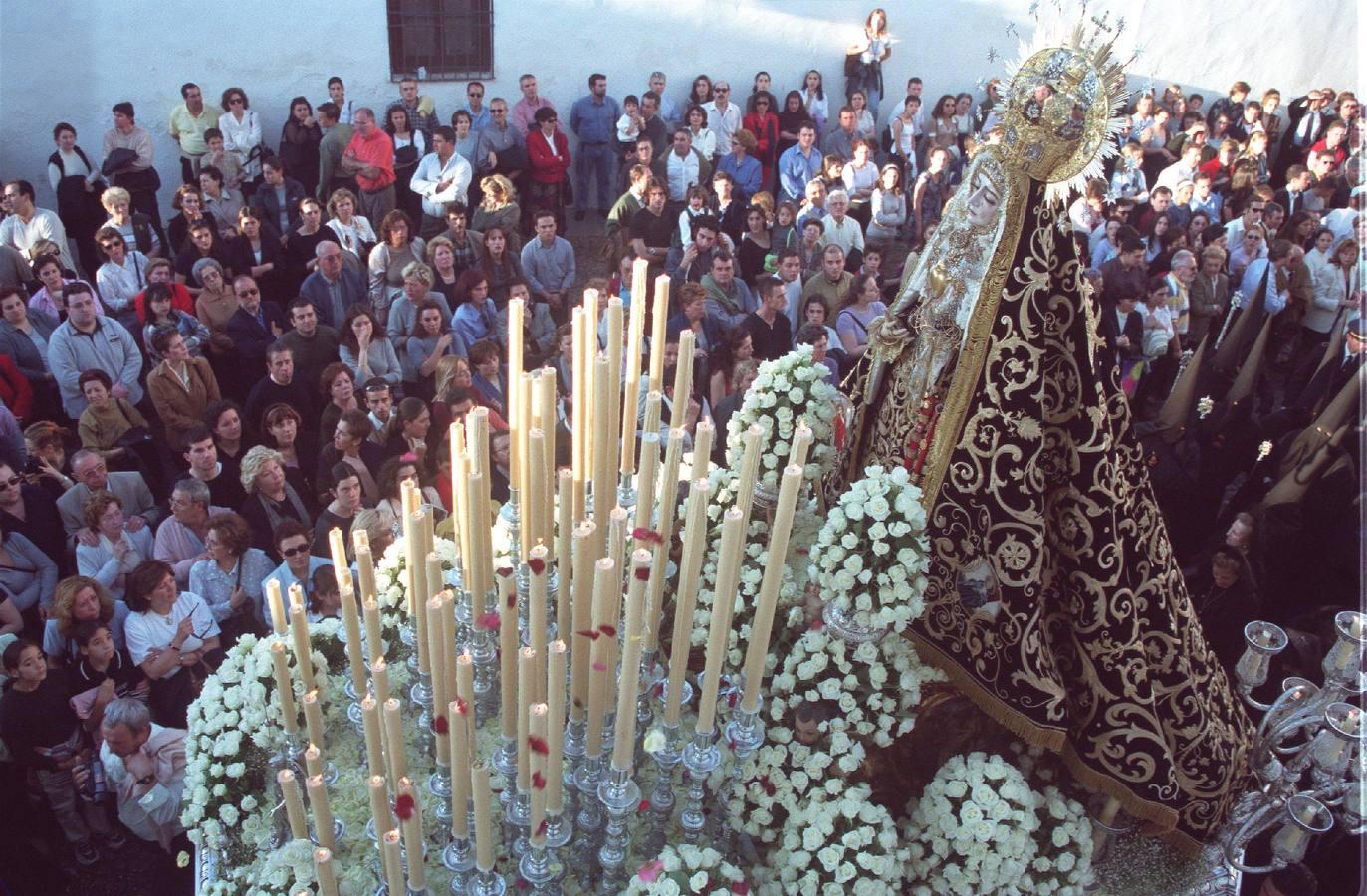 Nuestra Señora de los Dolores, en el año 2000, cuando el paso aún se montaba en la plaza de Capuchinos