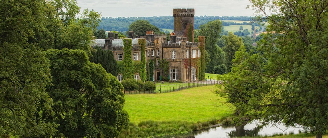 Swinton Park (Inglaterra). Más allá de sus interiores, decorados con exquisito gusto, es el entorno en el que se ubica lo que más llama la atención. Un parque con lagos y rododendros donde viven más de 100 ciervos y el que se cultivan verduras de todo tipo.