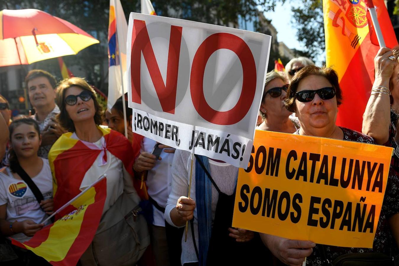 Miles de banderas de España han llenado el Paseo de Gracia de Barcelona. 