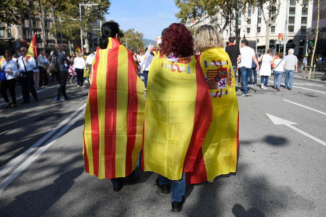 Miles de banderas de España han llenado el Paseo de Gracia de Barcelona. 