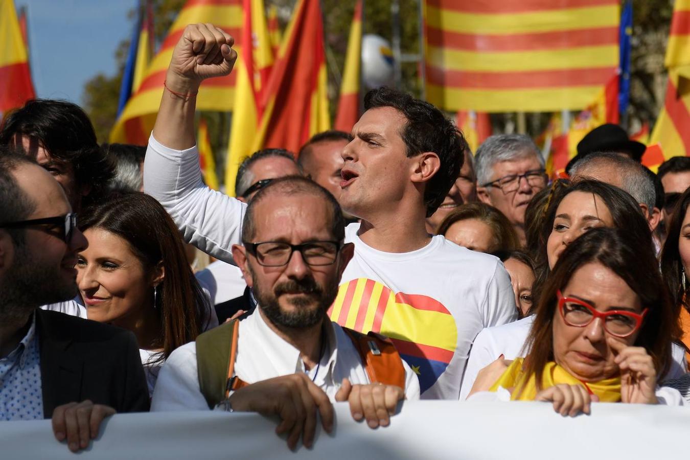 Miles de banderas de España han llenado el Paseo de Gracia de Barcelona. 