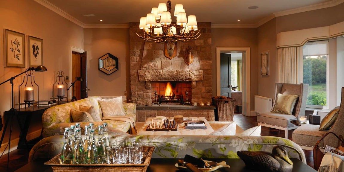 Ballynahinch Castle (Irlanda). Y para deleitar el paladar, nada como probar sus deliciosos platos con ingredientes frescos, de la zona y, por supuesto, de temporada. El precio de las habitaciones clásicas va desde los 280 euros, mientras que el Lettery Lodge va desde los 1.100 euros la noche.