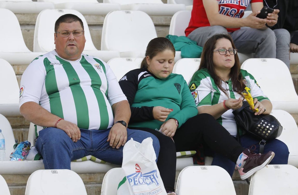 Tifo y buen ambiente en las gradas en el Córdoba CF-San Fernando