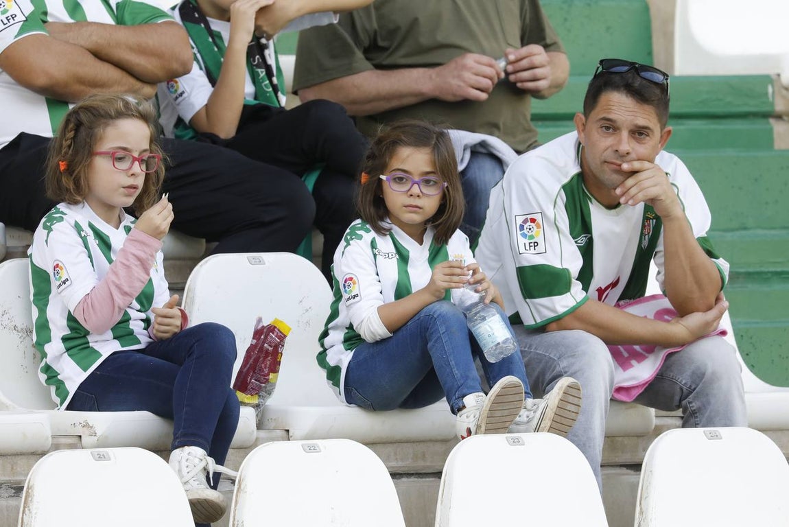 Tifo y buen ambiente en las gradas en el Córdoba CF-San Fernando