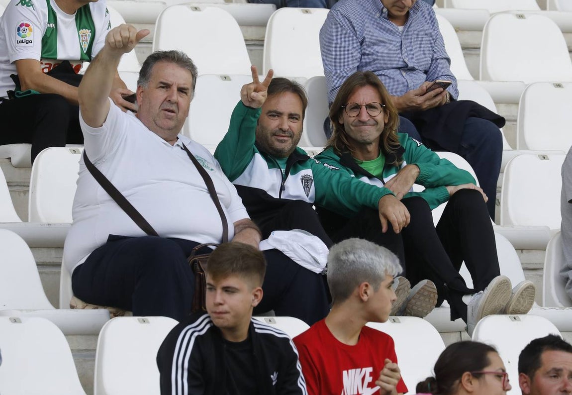 Tifo y buen ambiente en las gradas en el Córdoba CF-San Fernando