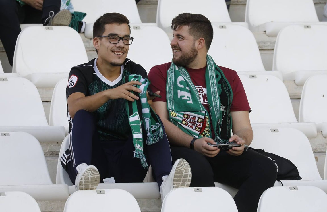 Tifo y buen ambiente en las gradas en el Córdoba CF-San Fernando