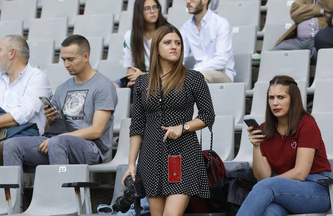 Tifo y buen ambiente en las gradas en el Córdoba CF-San Fernando