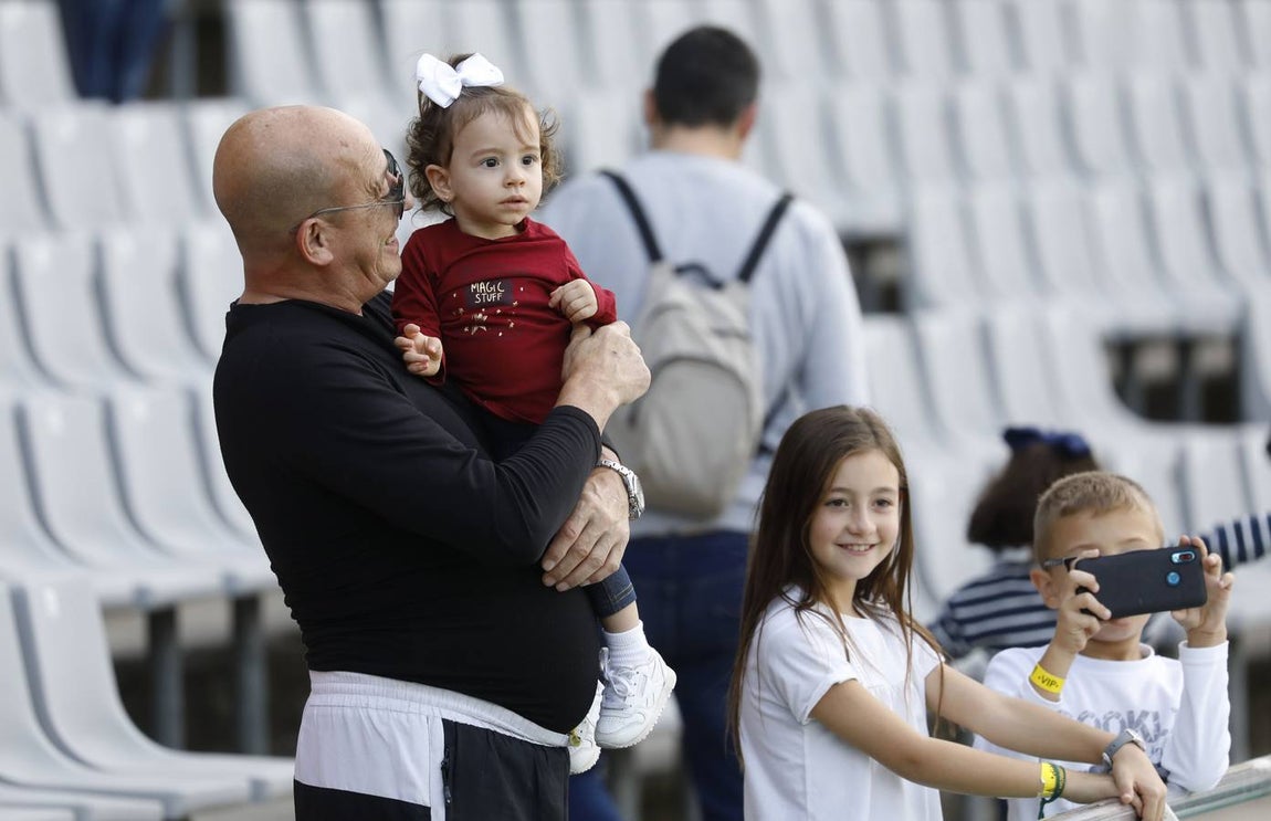 Tifo y buen ambiente en las gradas en el Córdoba CF-San Fernando