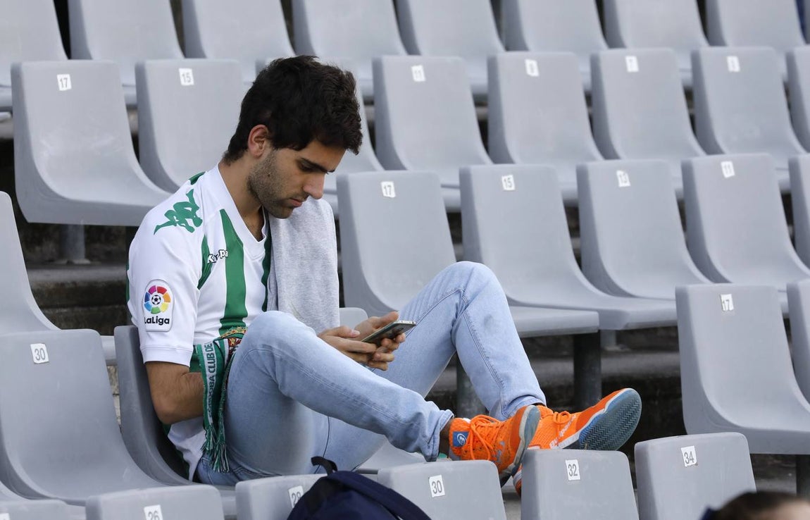 Tifo y buen ambiente en las gradas en el Córdoba CF-San Fernando